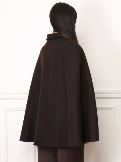 Manteau cape marron à boutons fermoirs