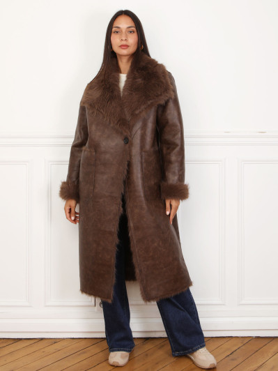 Manteau long en cuir synthérique marron avec col en fausse fourrure – Élégance et confort