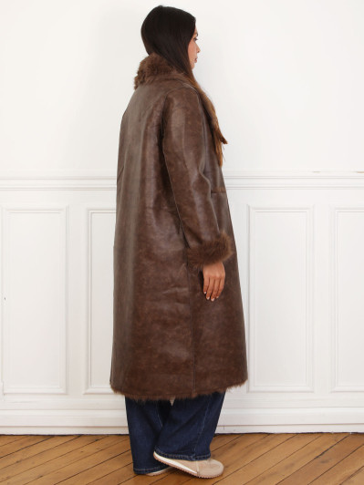 Manteau long en cuir synthérique marron avec col en fausse fourrure – Élégance et confort