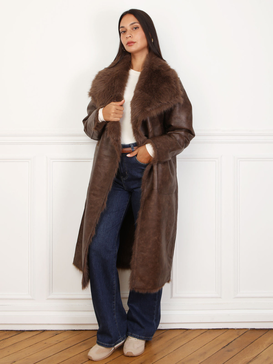 Manteau long en cuir synthérique marron avec col en fausse fourrure – Élégance et confort