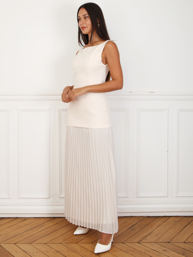 Robe longue blanc cassé sans manches plissée