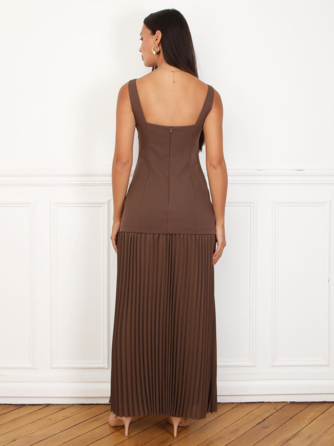 Robe longue marron sans manches plissée – Élégance moderne et féminine