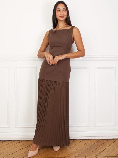 Robe longue marron sans manches plissée – Élégance moderne et féminine