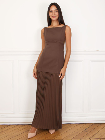 Robe longue marron sans manches plissée – Élégance moderne et féminine