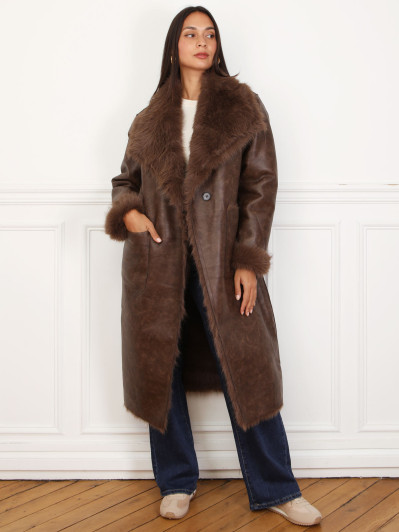 Manteau long en cuir synthérique marron avec col en fausse fourrure – Élégance et confort