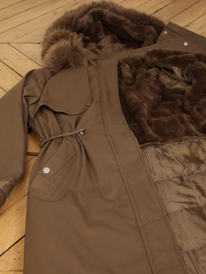 Parka mi-longue à capuche en fausse fourrure marron
