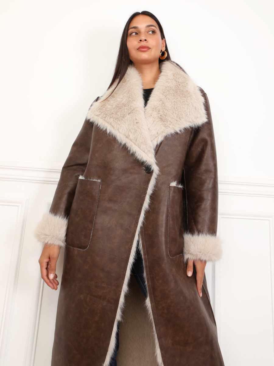 Manteau long avec col en fausse fourrure