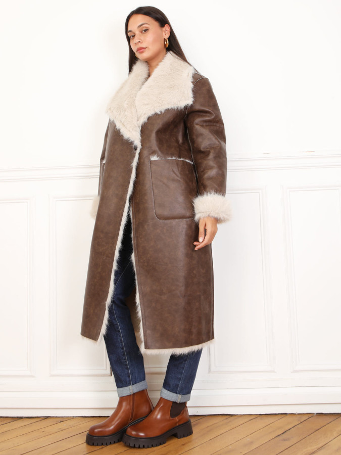 Manteau long avec col en fausse fourrure