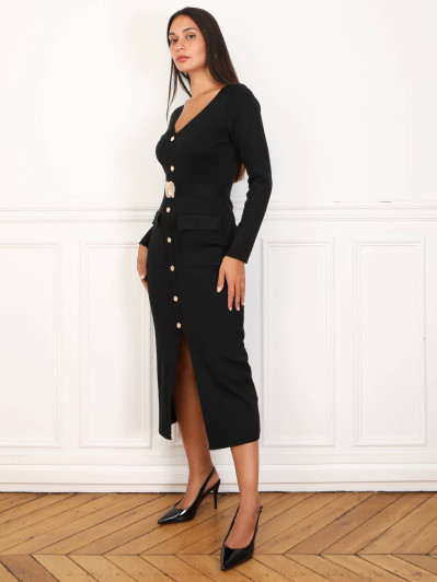 Robe mi-longue noire à boutons et ceinture dorés.