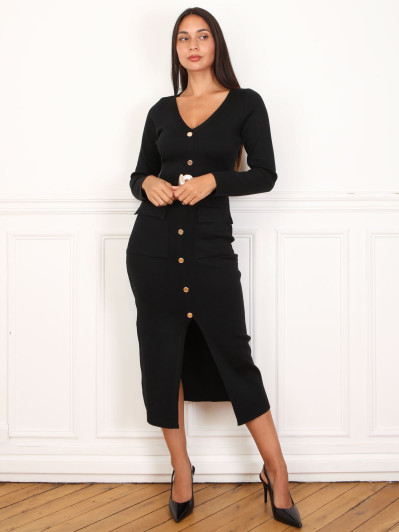 Robe mi-longue noire à boutons et ceinture dorés.