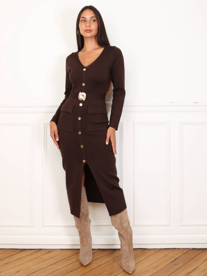 Robe mi-longue marron à boutons et ceinture dorés.