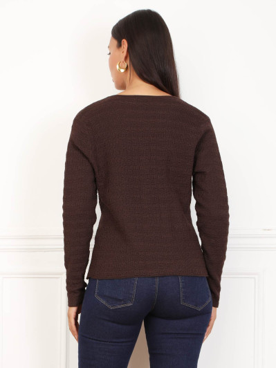 Top marron en maille texturée et à boutons dorés
