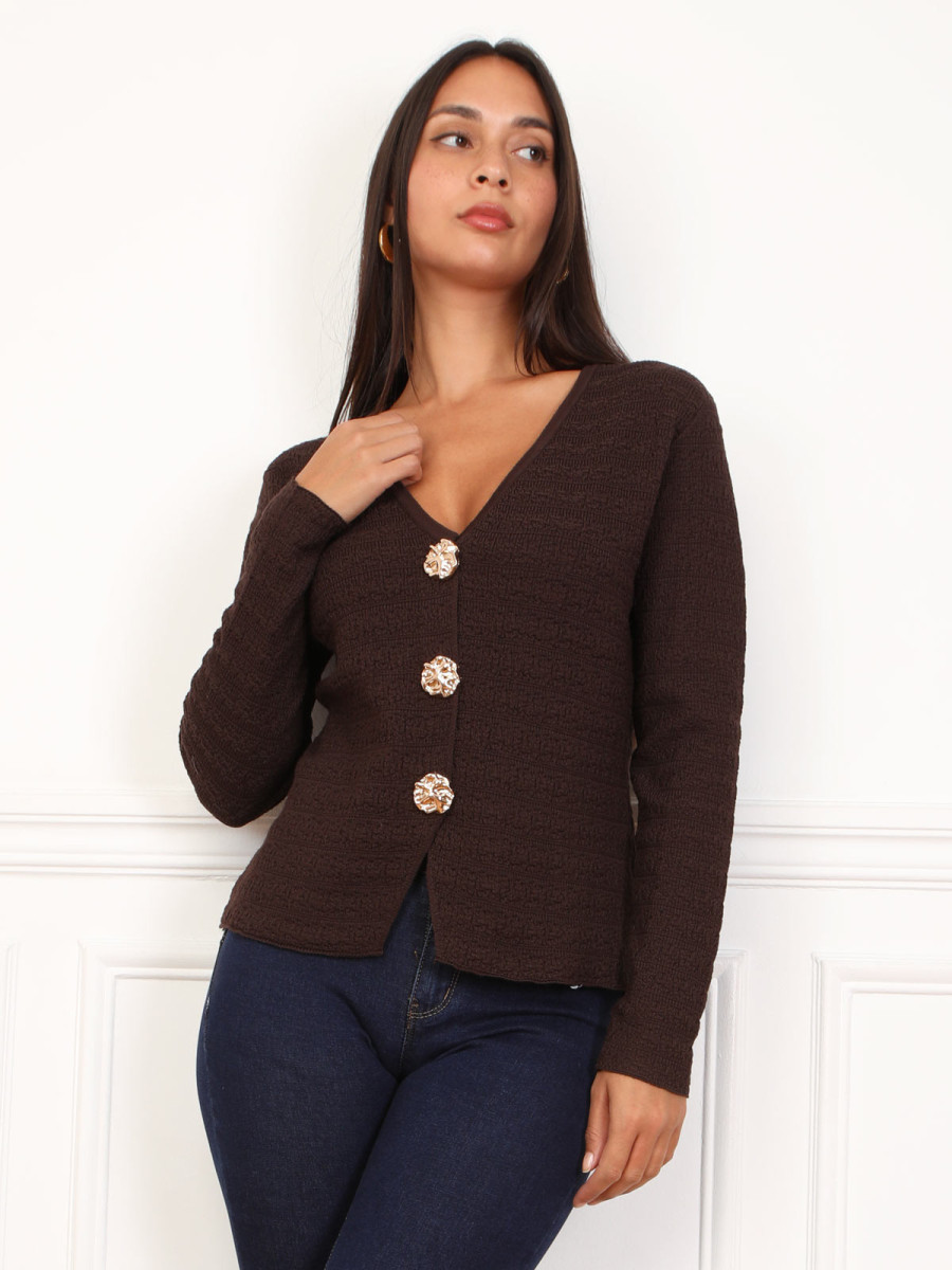 Top marron en maille texturée et à boutons dorés