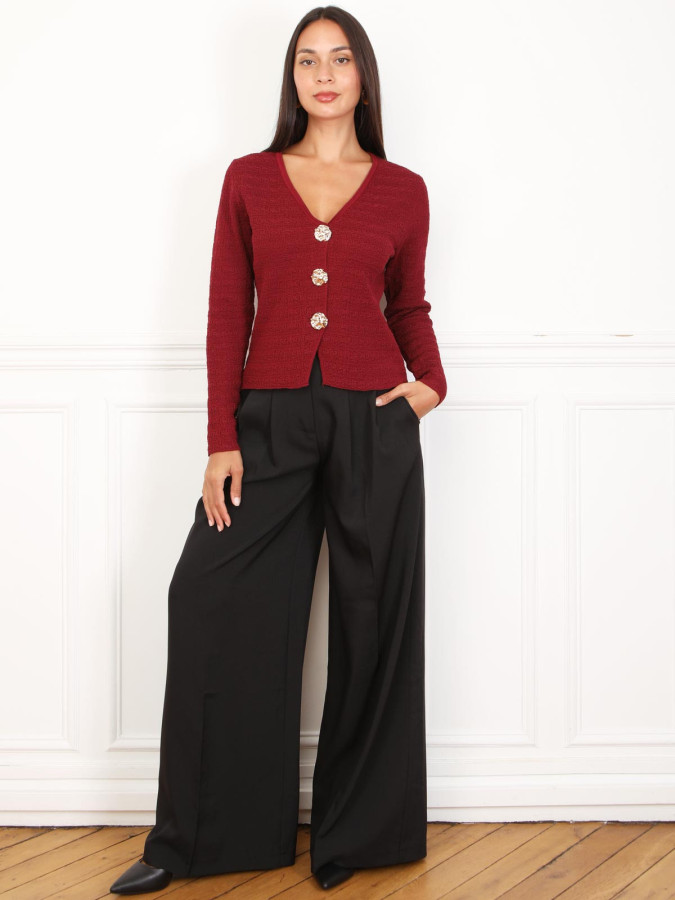 Top bordeaux en maille texturée et à boutons dorés