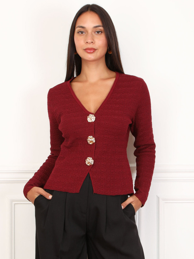 Top bordeaux en maille texturée et à boutons dorés