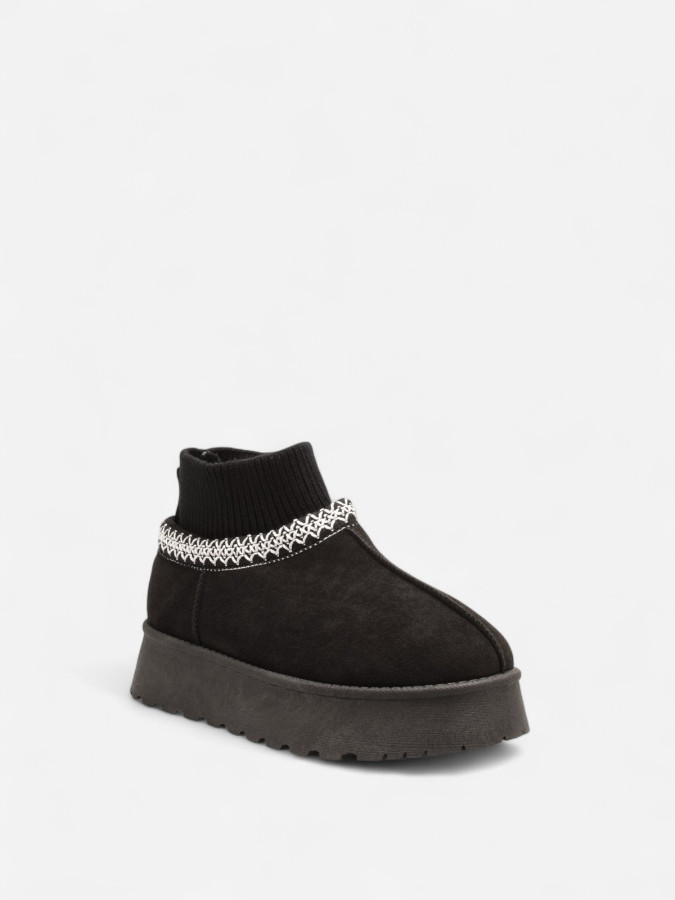 Bottines fourrées noires avec chaussettes en maille