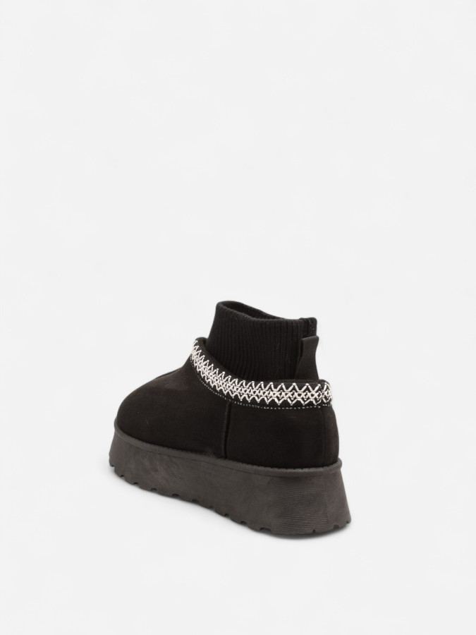 Bottines fourrées noires avec chaussettes en maille