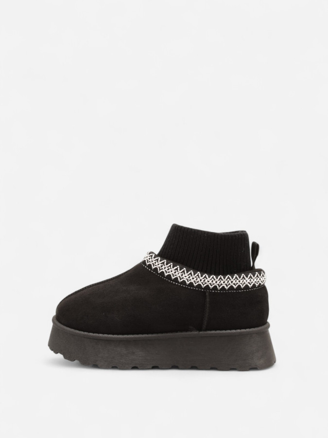 Bottines fourrées noires avec chaussettes en maille