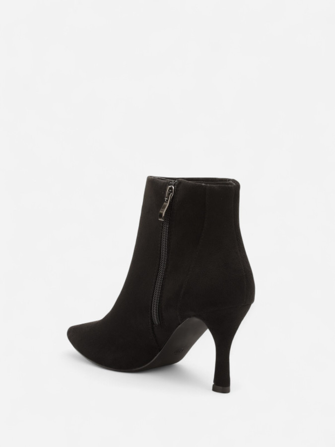 Bottines noires à talon aiguille et bout pointu