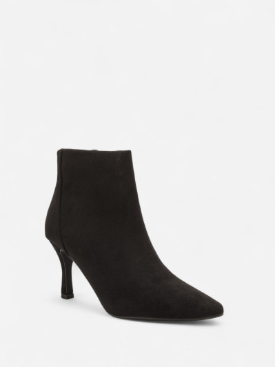 Bottines noires à talon aiguille et bout pointu