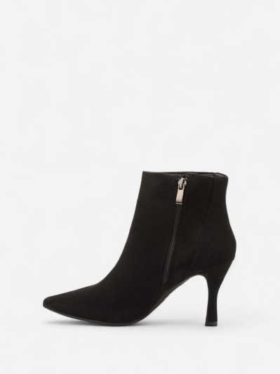 Bottines noires à talon aiguille et bout pointu