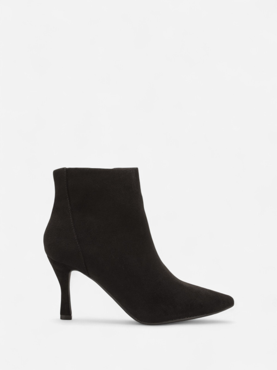Bottines noires à talon aiguille et bout pointu