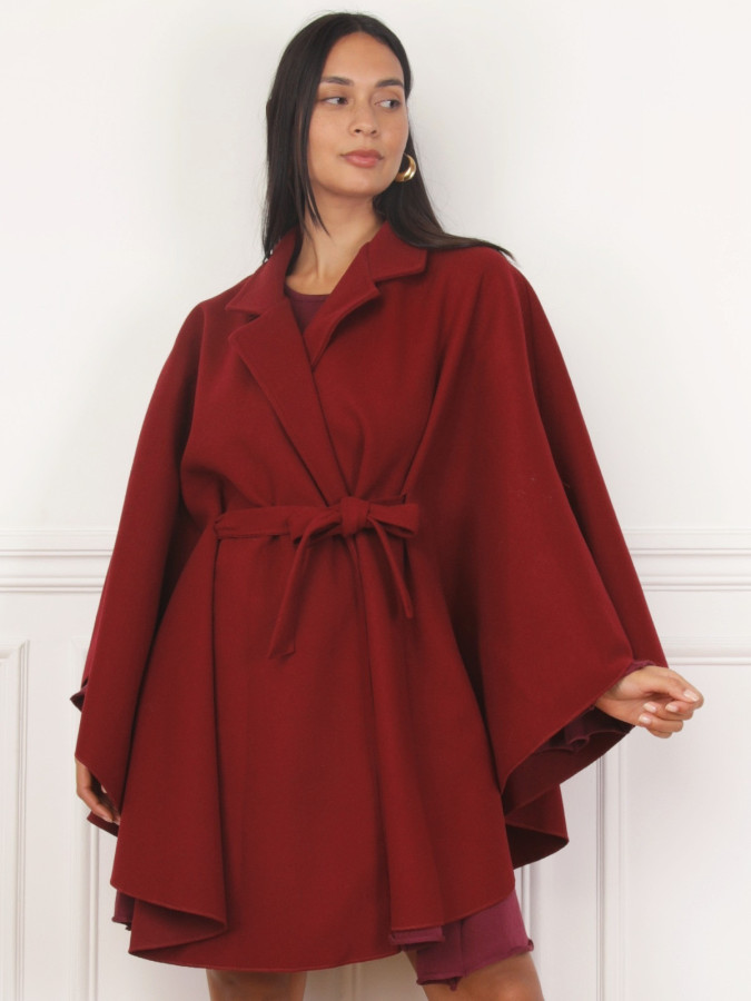 Manteau cape ceinturée bordeaux