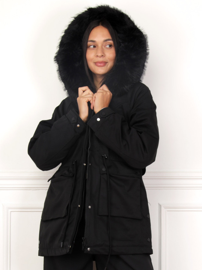 Parka noire avec intérieur en fausse fourrure