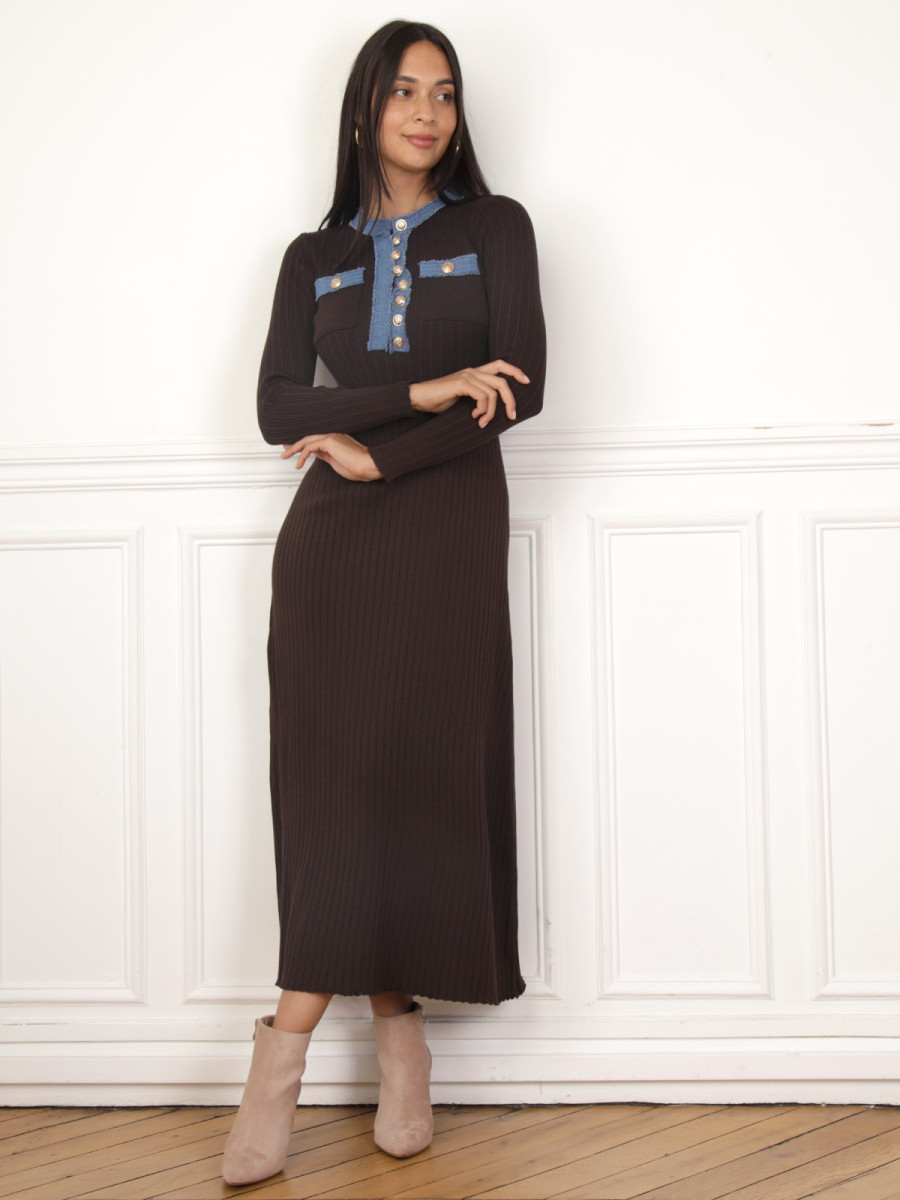 Robe côtelée marron à détails denim et boutons officiers