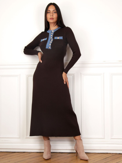 Robe côtelée marron à détails denim et boutons officiers