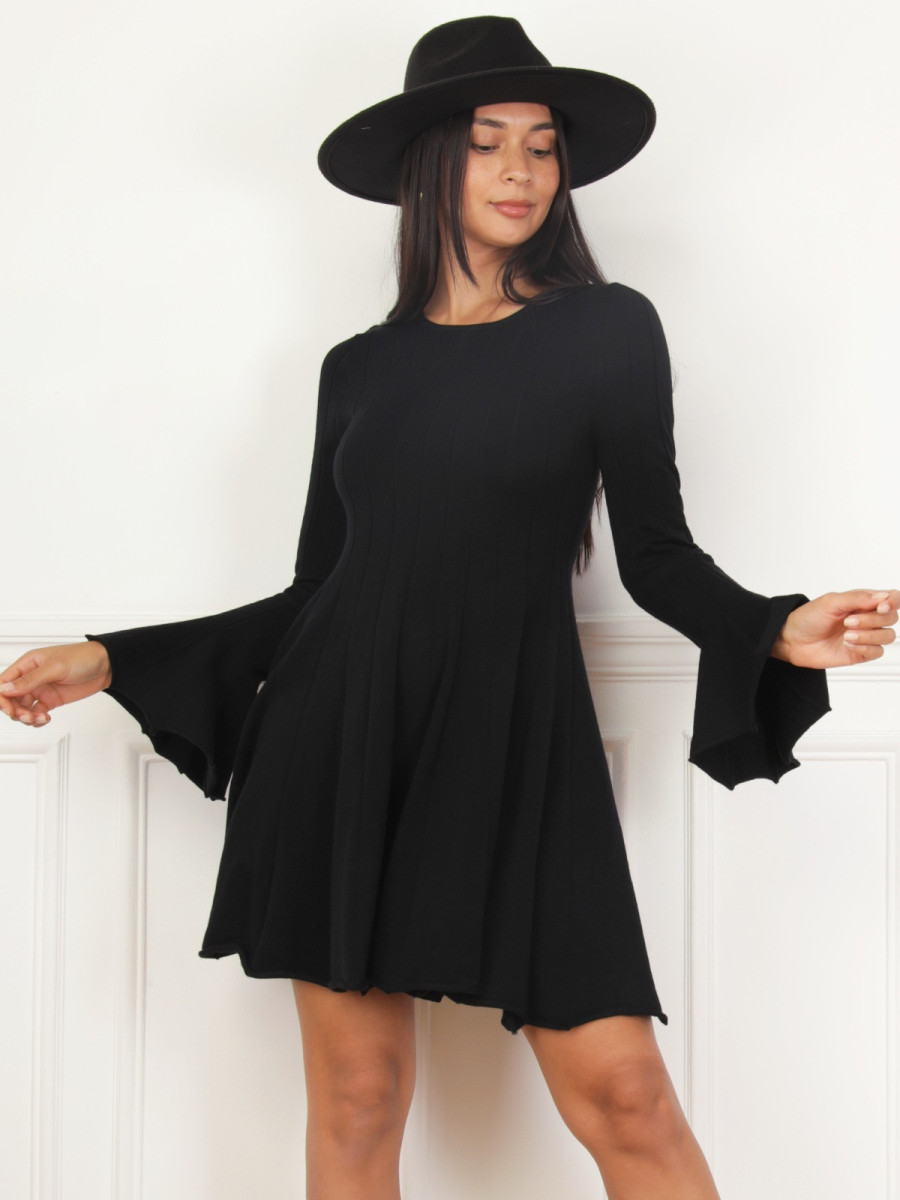 Robe patineuse noire avec manches évasées
