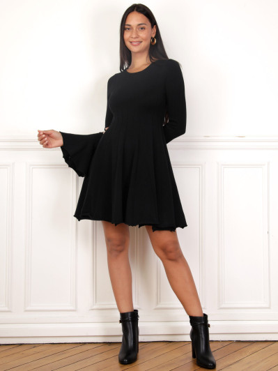 Robe patineuse noire avec manches évasées