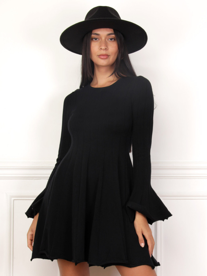 Robe patineuse noire avec manches évasées