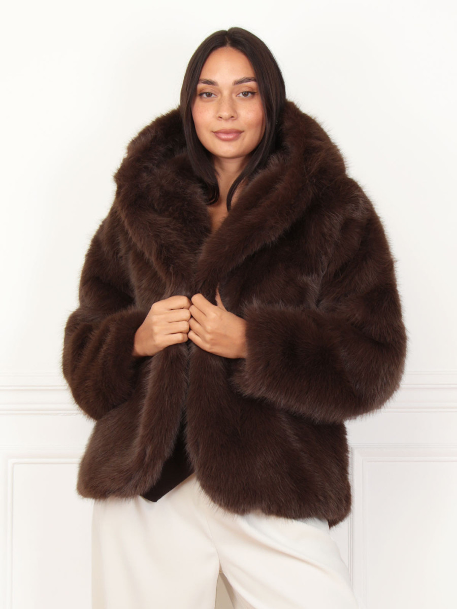 Manteau marron en fausse fourrure à capuche