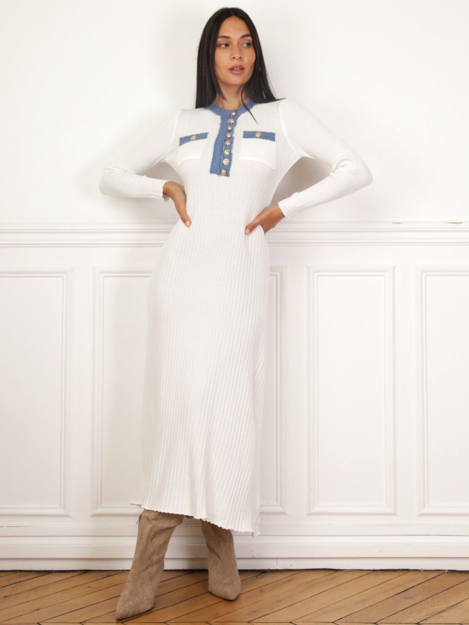 Robe côtelée blanche à détails denim et boutons officiers