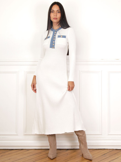 Robe côtelée blanche à détails denim et boutons officiers