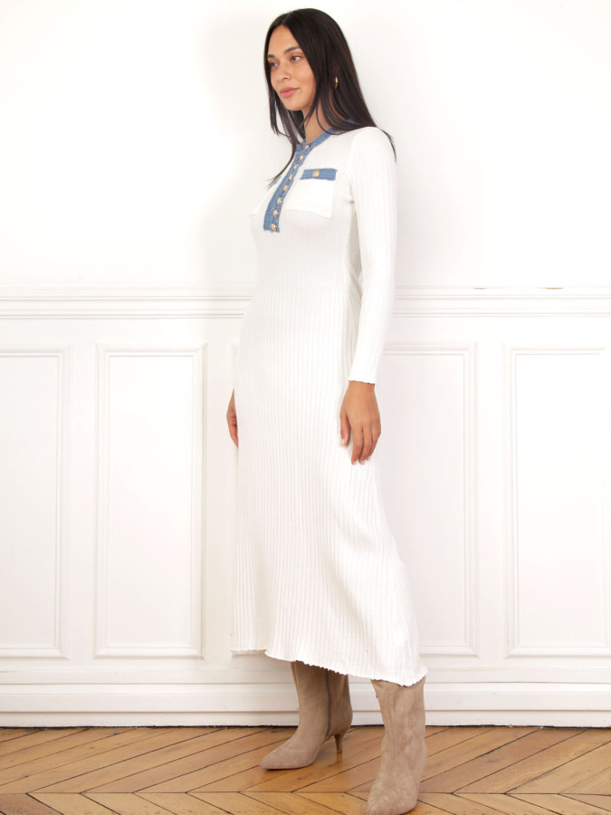 Robe côtelée blanche à détails denim et boutons officiers