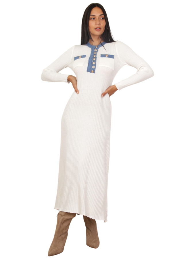 Robe côtelée blanche à détails denim et boutons officiers