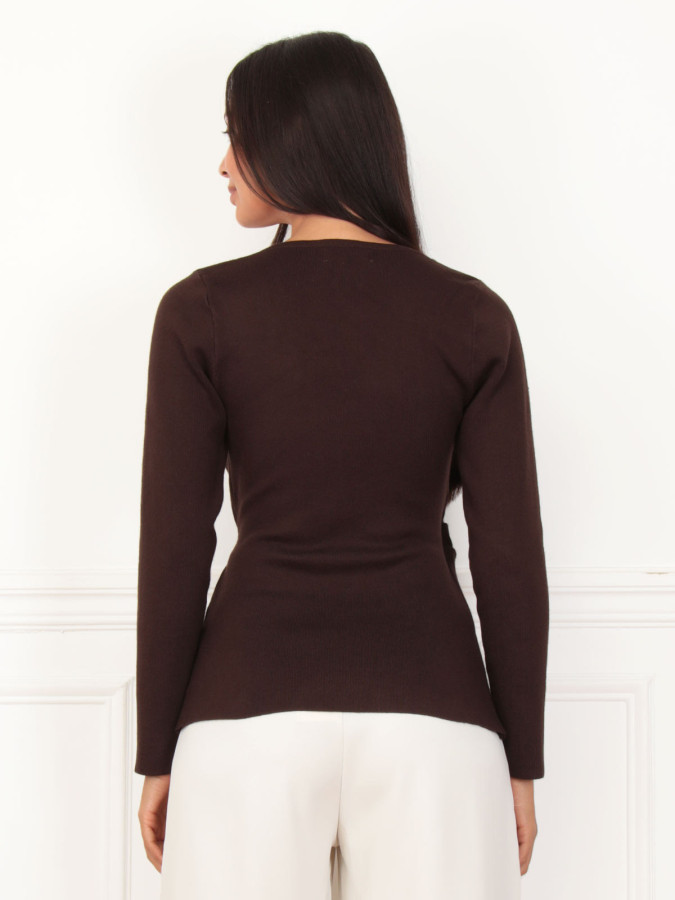 Top cache-cœur marron avec bijou coquillage