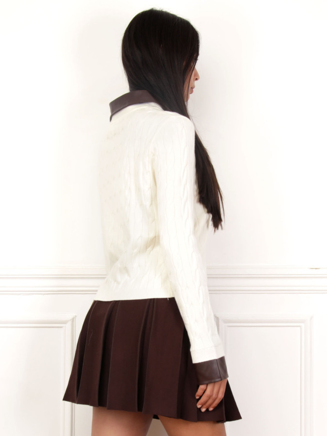 Cardigan en maille torsadée blanc et détails en simili