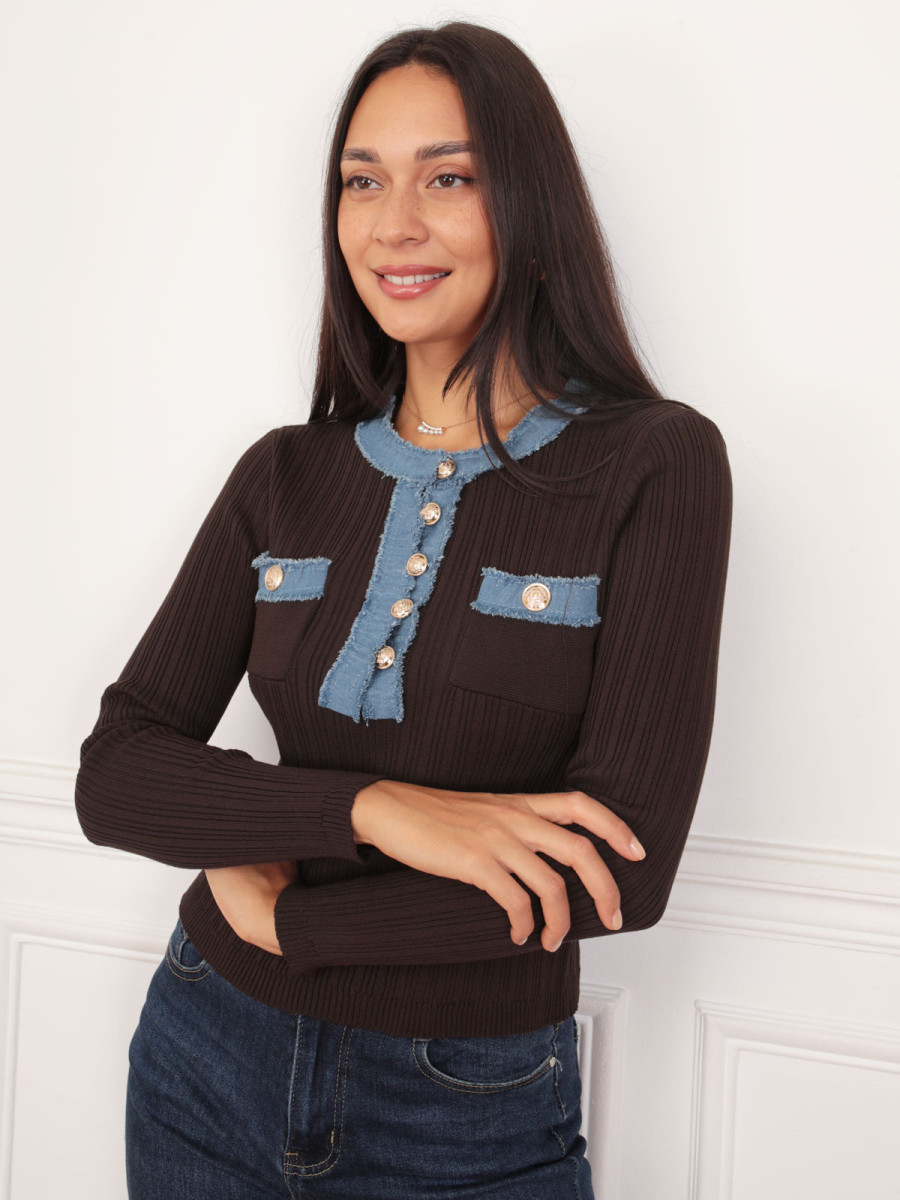 Pull à détails denim et boutons officier