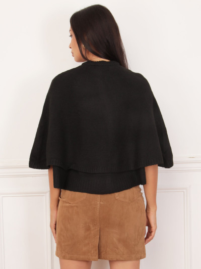 Cape en maille noire à boutons marbrés