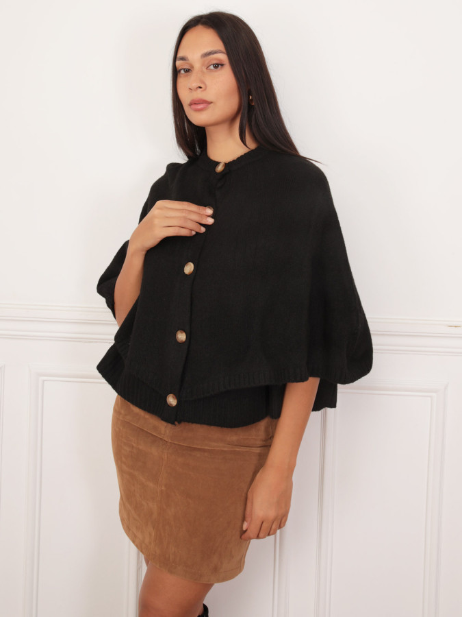 Cape en maille noire à boutons marbrés