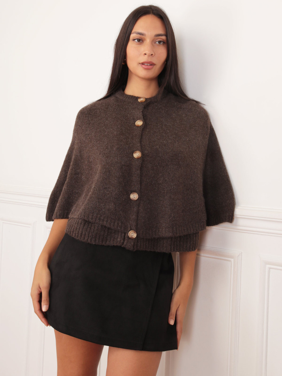 Cape en maille marron à boutons marbrés