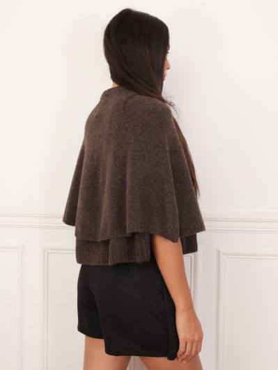 Cape en maille marron à boutons marbrés