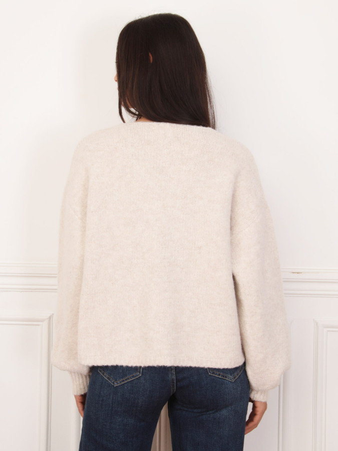 Cardigan beige avec bijoux dorés