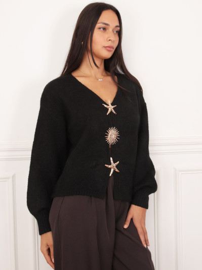 Cardigan noir avec bijoux dorés