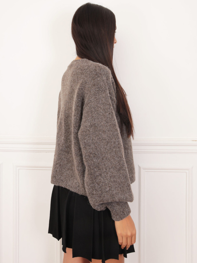 Cardigan marron avec bijoux dorés