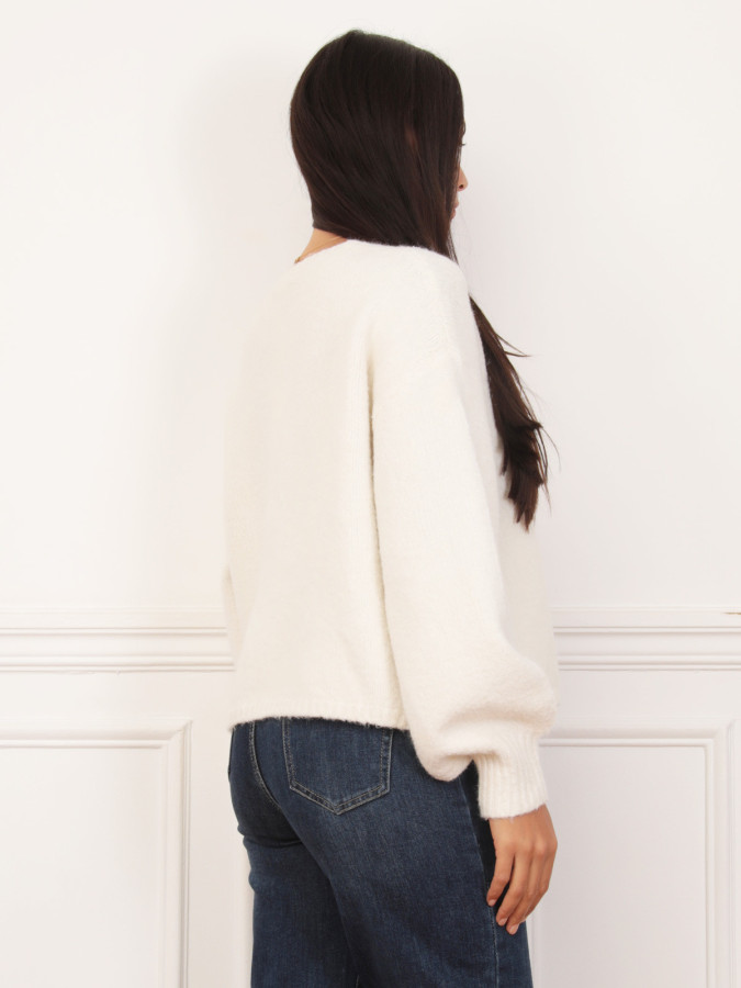 Cardigan blanc avec bijoux dorés