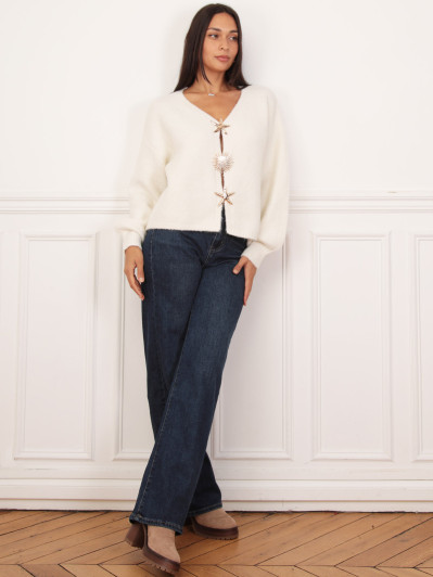 Cardigan blanc avec bijoux dorés